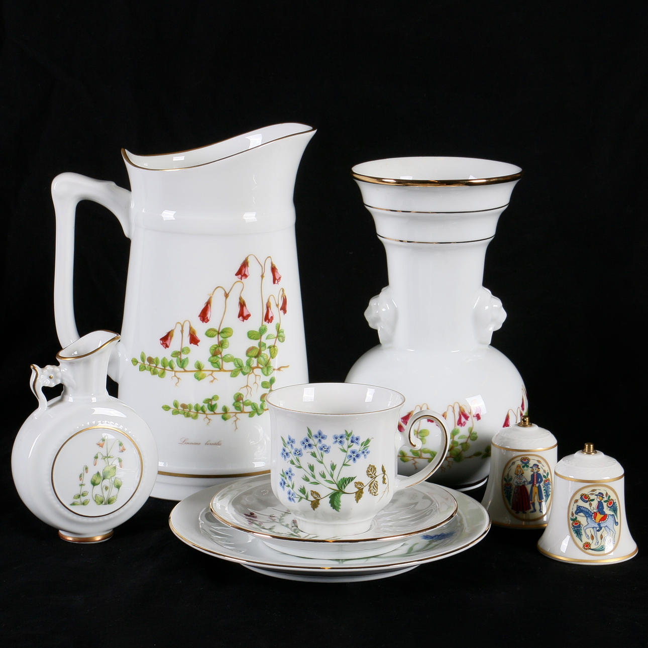 SERVISDELAR, 44 st. Porslin, Carl Von Linné, Fyrklövern, Linne.