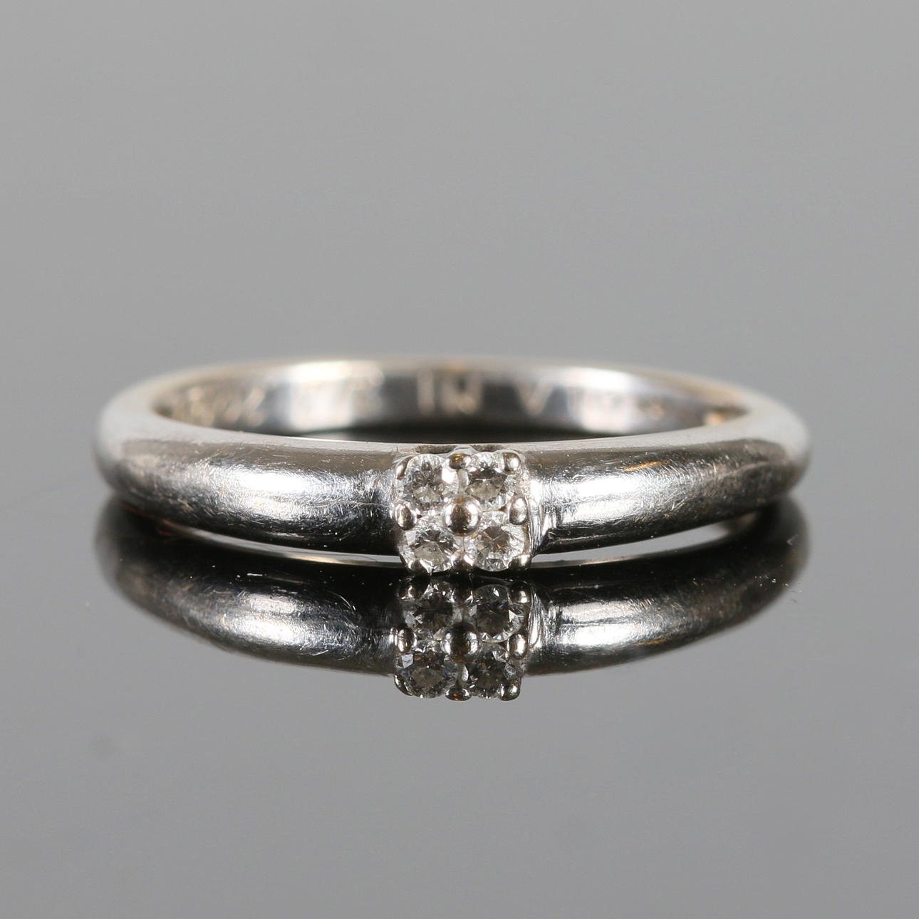 RING, 18 k vitguld med 4 briljanter, totalt 0,8 ct.