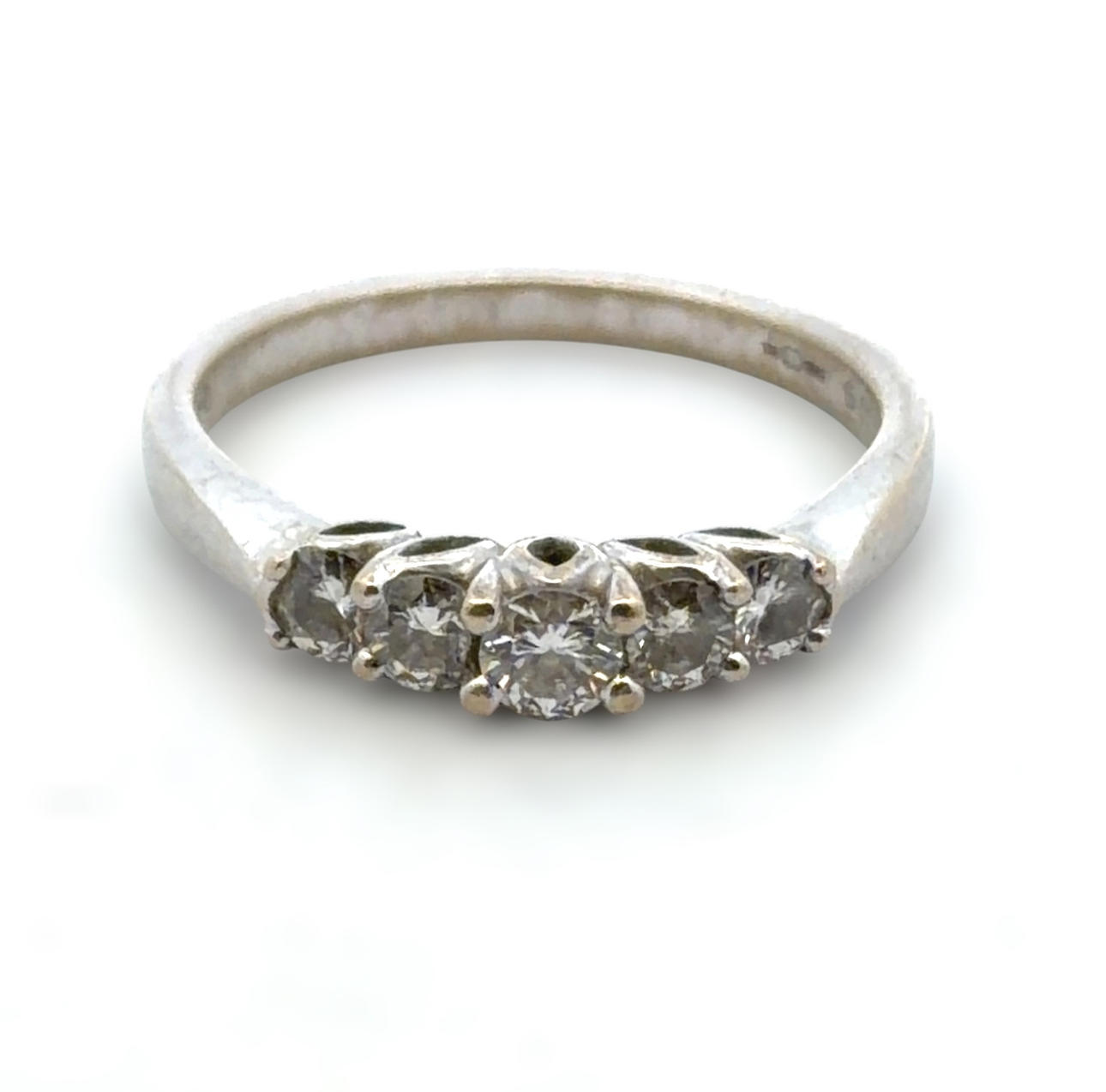 FIVE STONE DIAMOND 18CT GOLD RING.