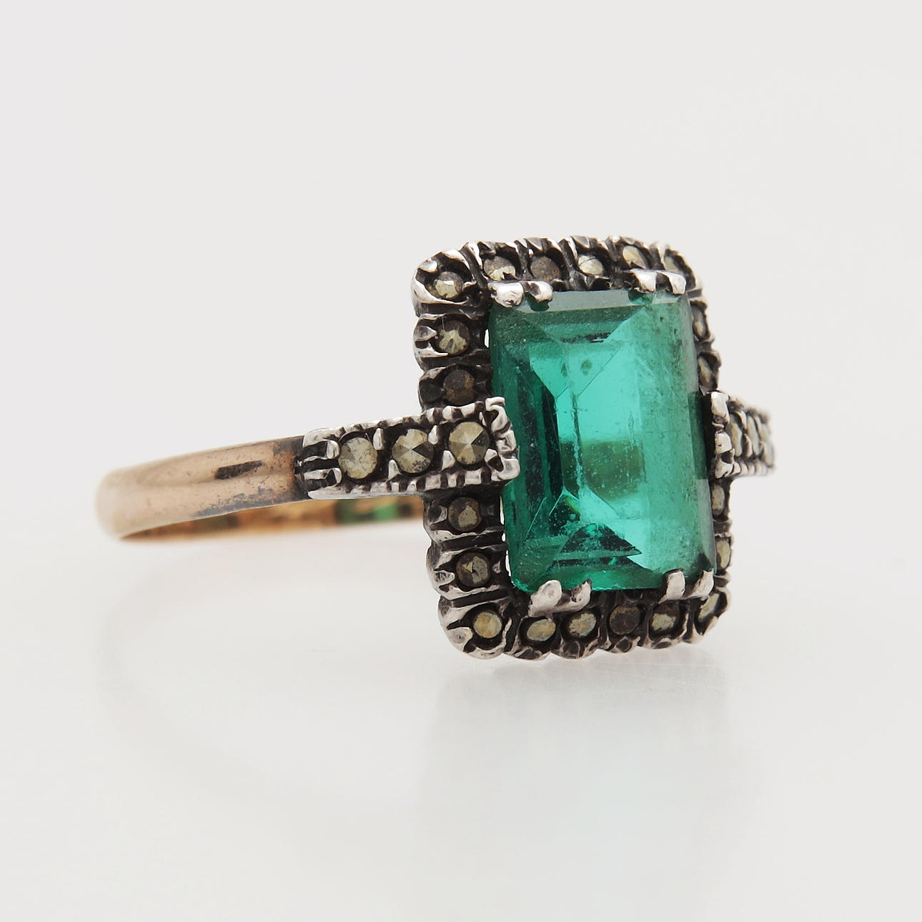 RING MED STEN, guld 18K/silver, totalvikt 2.07 gram.