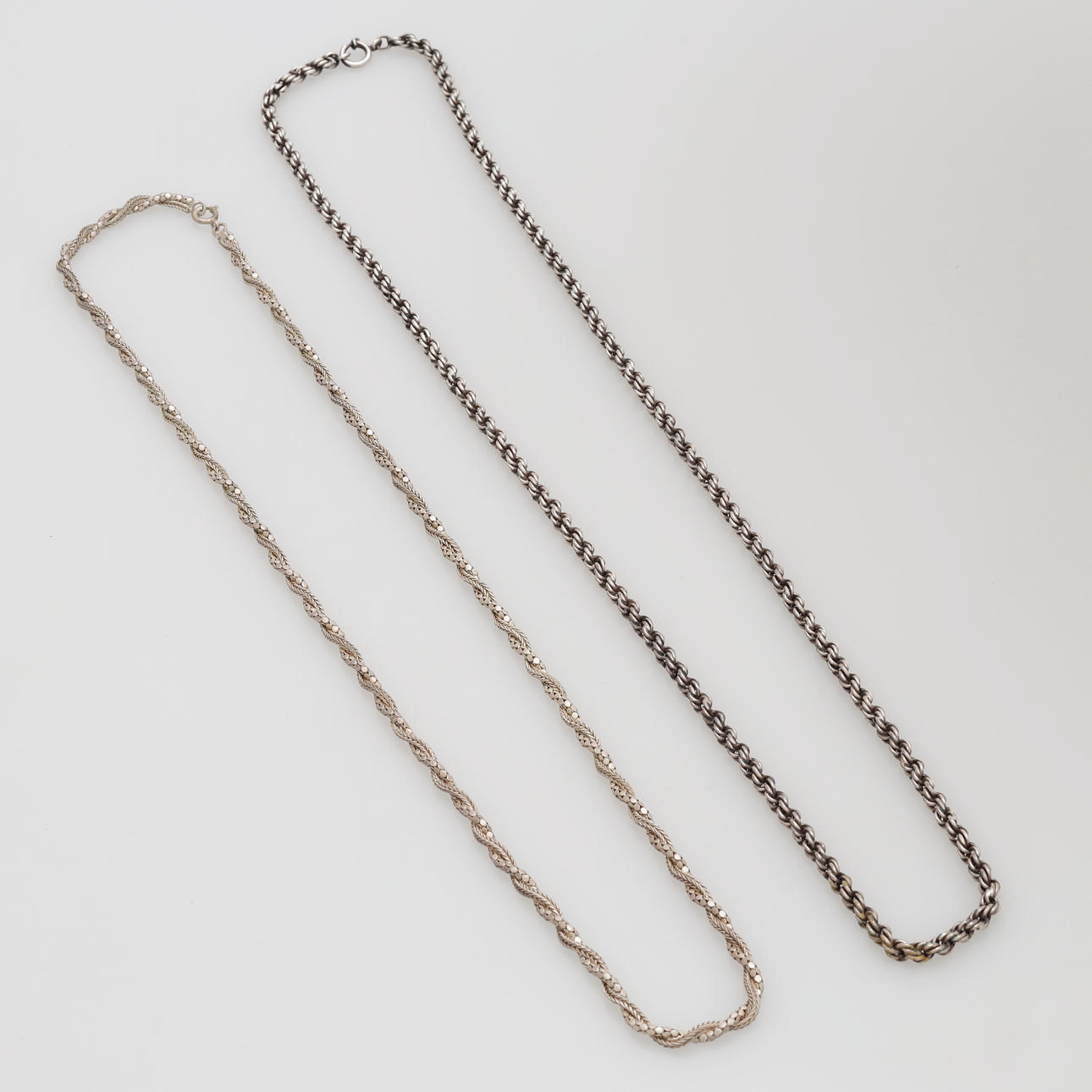 HALSBAND, 2 st, silver, totalvikt 35,7 gram.
