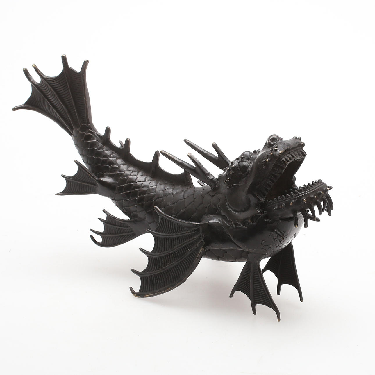 SKULPTUR, brons, orientalisk drake, i form av fisk, 1900-tal.