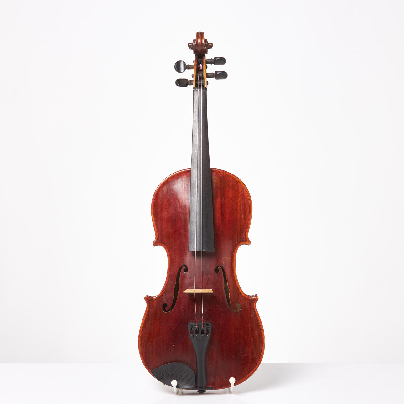 VIOLIN. Lock gran, sidor två delat bakstycke flammig lönn, rödbrun lack.