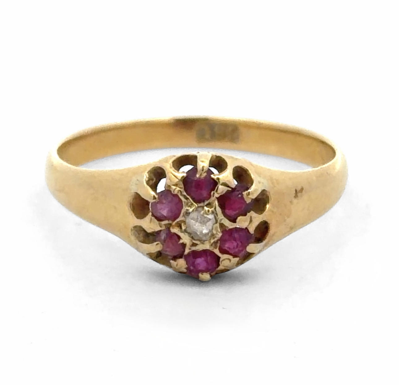 18CT GOLD RUBY AND DIAMOND CLUSTER RING.