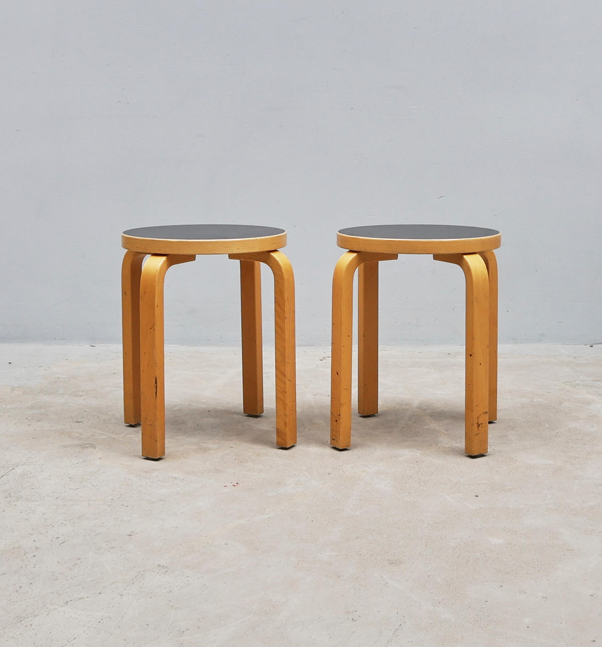 ALVAR AALTO. Pallar 2 st, ej märkta.