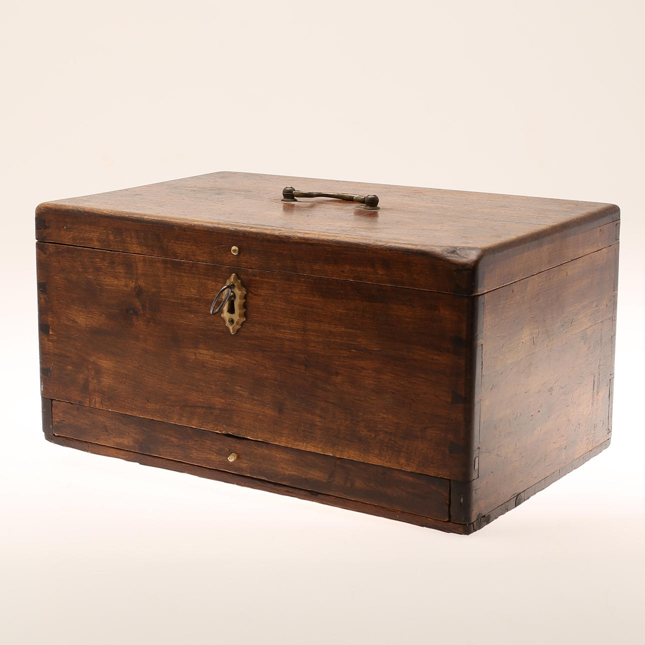 SOCKERLÅDA med kniv, tidigt 1900-tal.