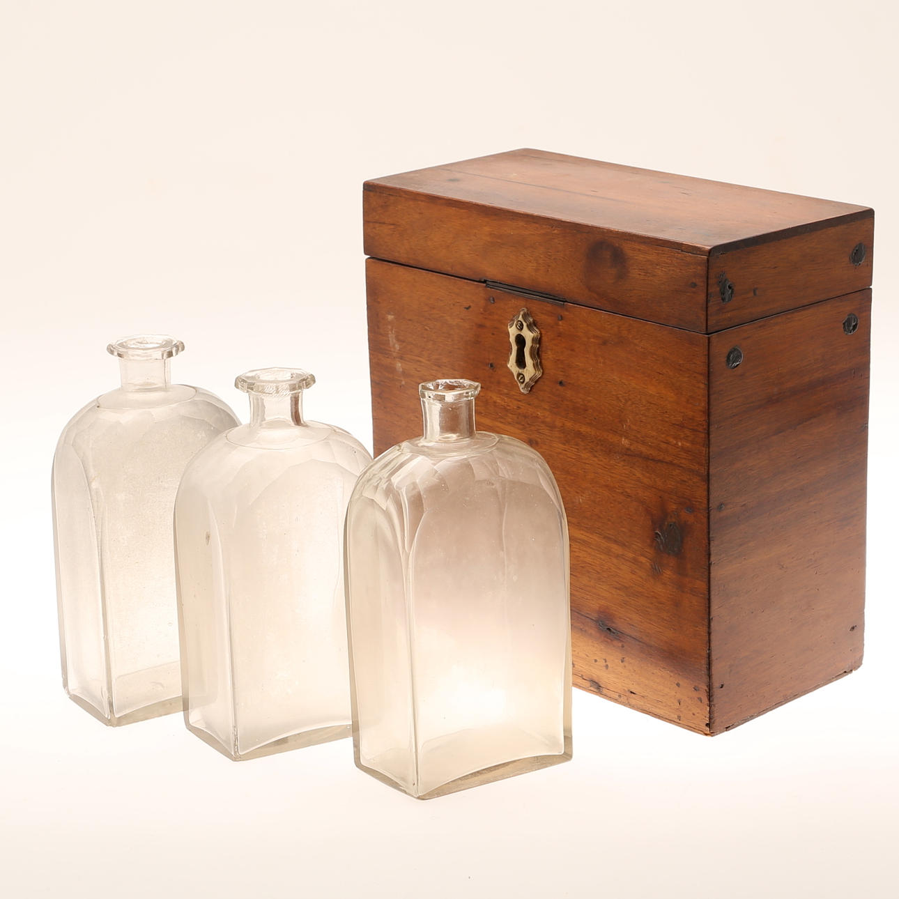 FLASKSCHATULL, trä, med tre pluntor, glas, 18/1900-tal.