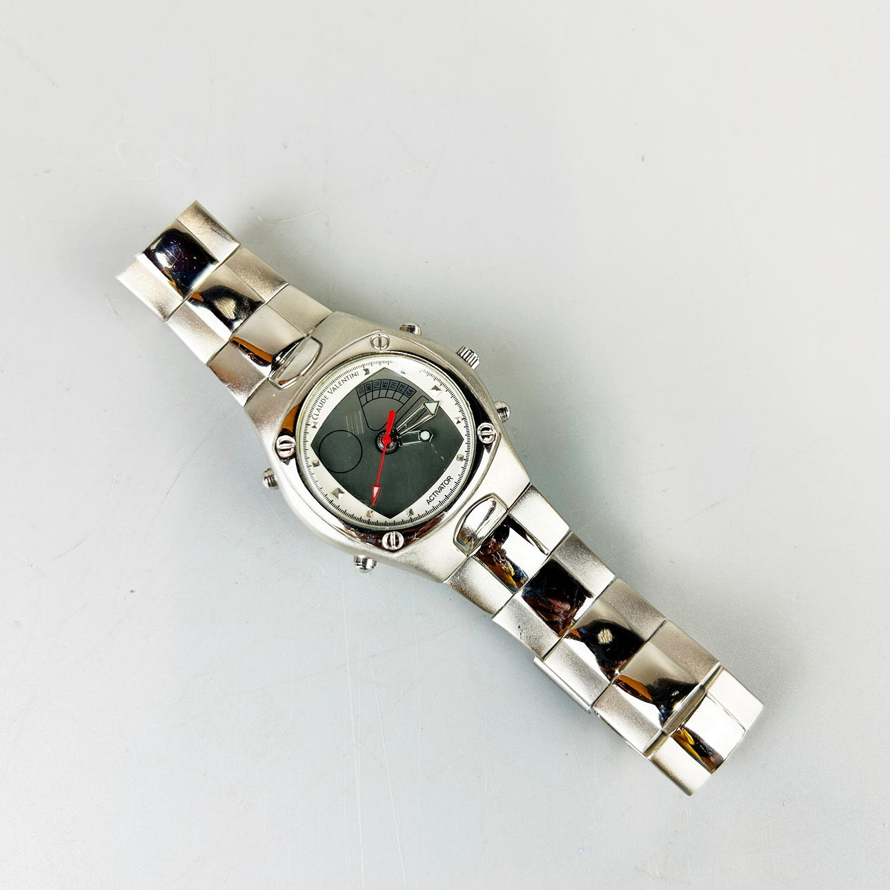ARMBANDSUR, CLAUDE VALENTINI.