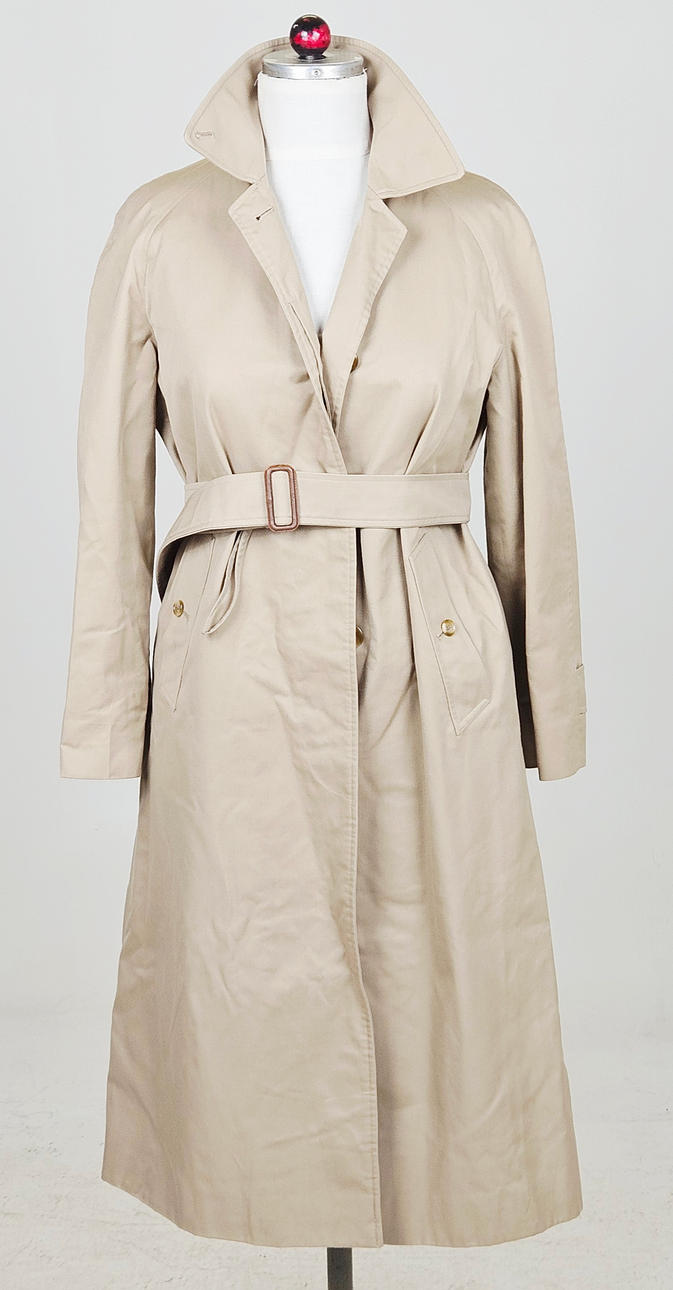 BURBERRYS. Trenchcoat, England.