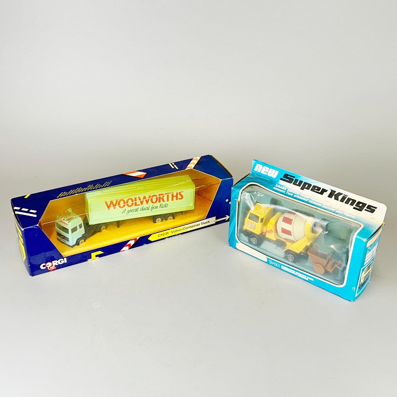 TVÅ DIE CAST-MODELLER.