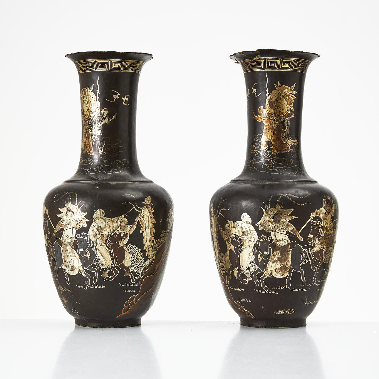 VASER, ett par, Japan, papier maché, dekor av figurscener, 1900-tal.