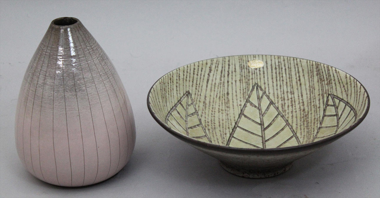 VAS, Märkt Uppsala Ekeby, 8029, V.L (Vicke Lindstrand). SKÅL, Märkt Uppsala Ekeby. Mari Simmulson.