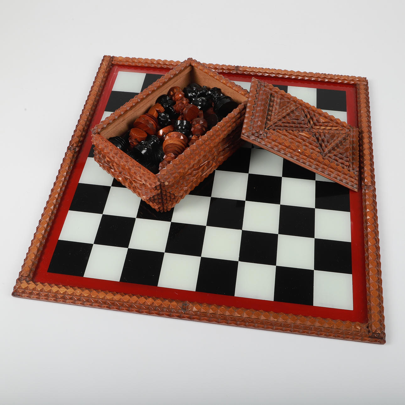 SCHACKSPEL, glas/skuret trä, 1900-tal.