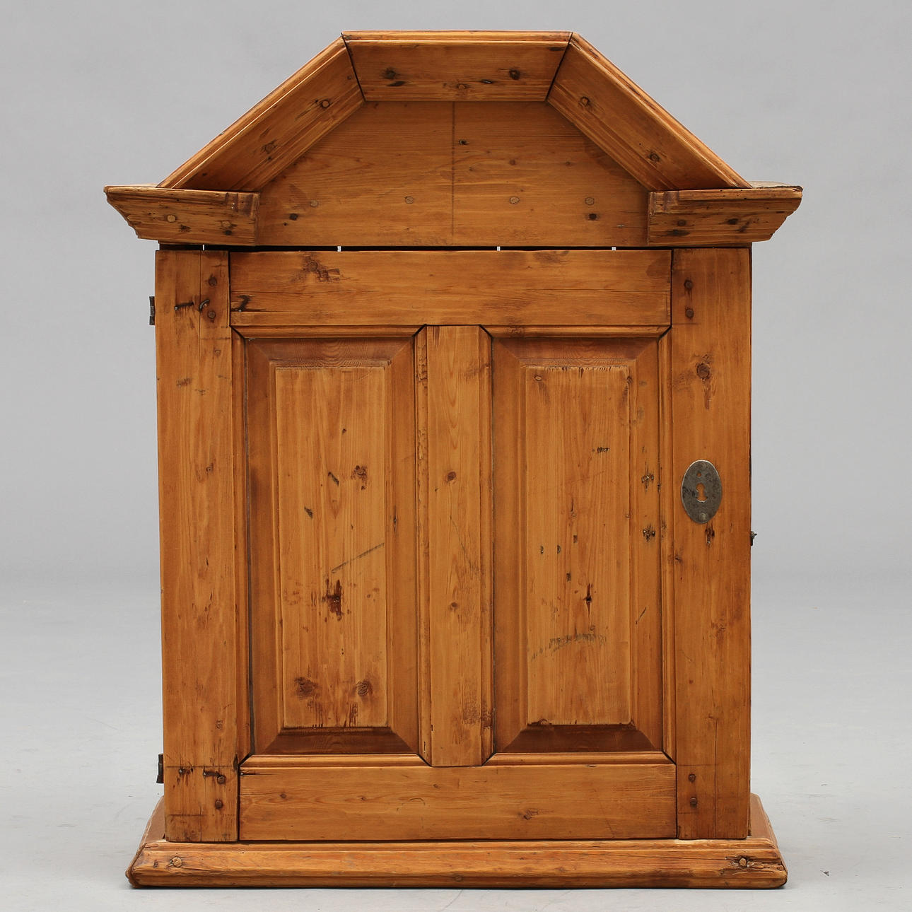 VÄGGSKÅP, allmoge, 1800-tal.