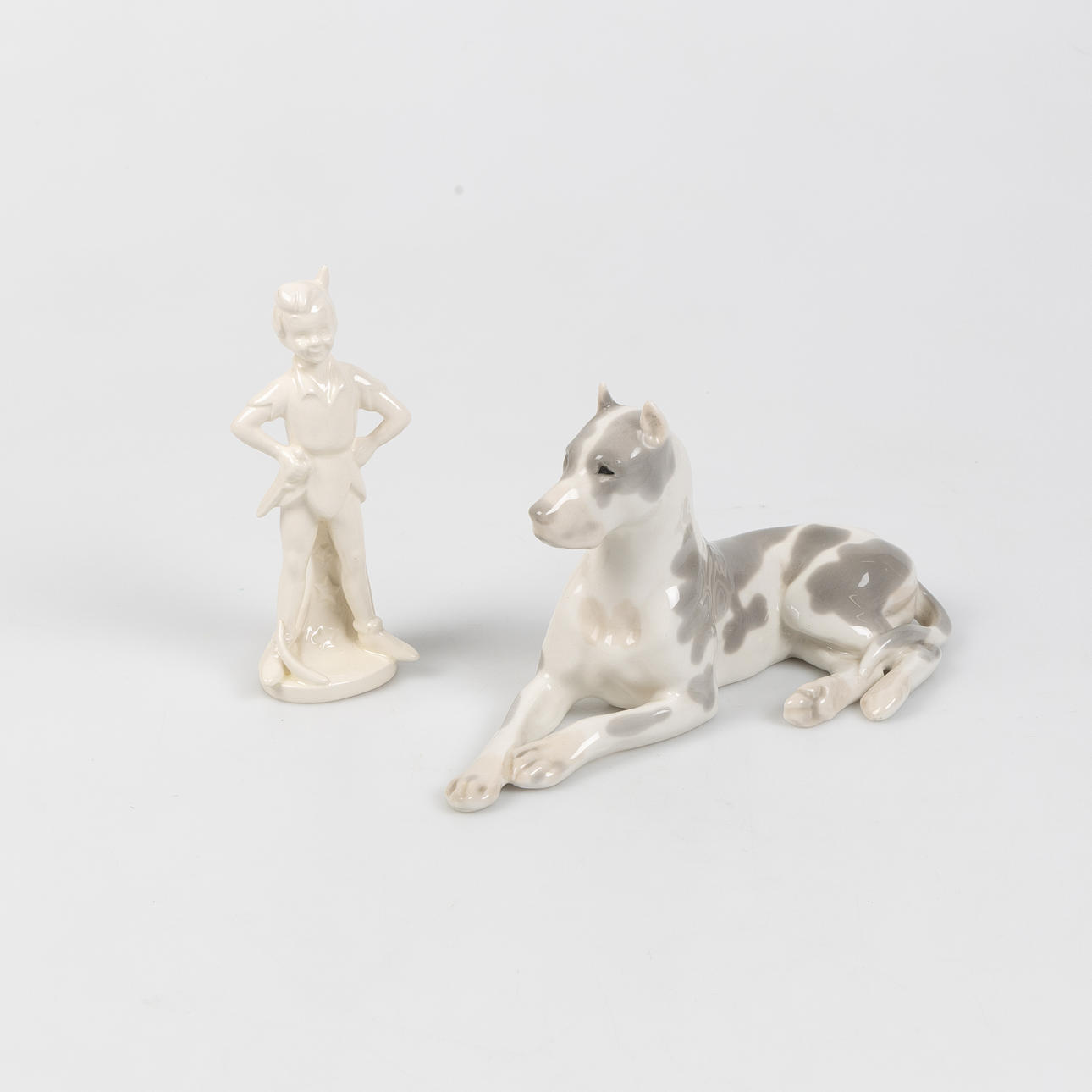 FIGURINER, 2 stycken, hund samt Peter Pan, Lomonosov USSR och Goebel, porslin, 1900-talets andra hälft.