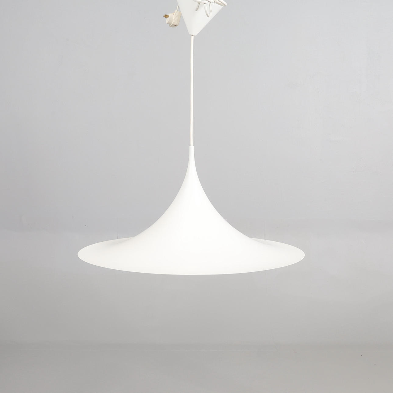 CLAES BONDERUP & TORSTEN THORUP. TAKLAMPA "Semipendel", vitlackerad plåt för IKEA, 1970- tal.