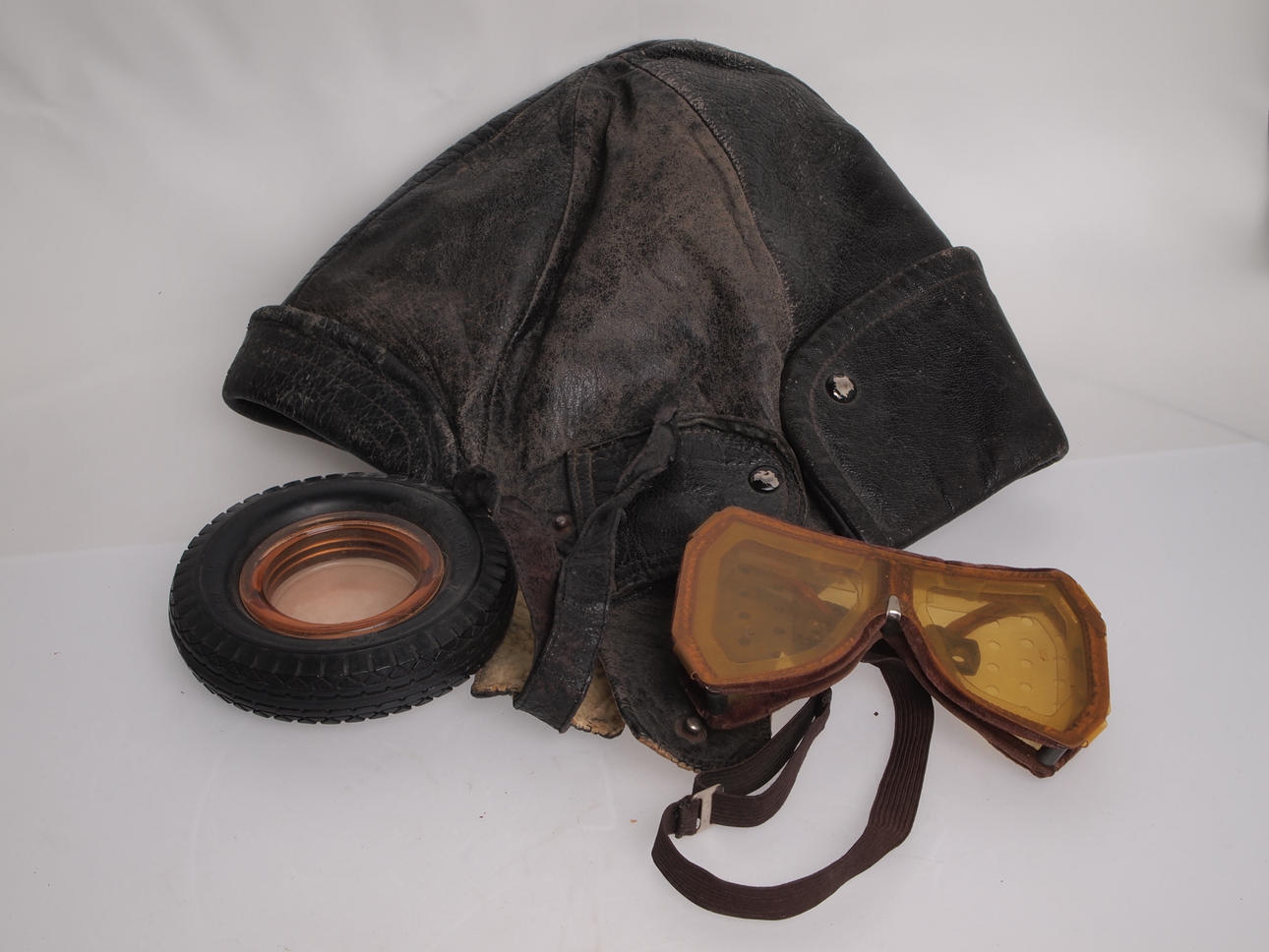 ÄLTERE HAUBE, Brille und Reifenaschenbecher.