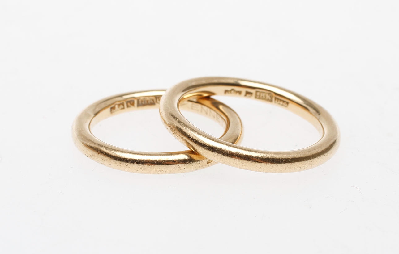 RINGAR, 2 st, 18k guld, vikt ca 11,9 gr.
