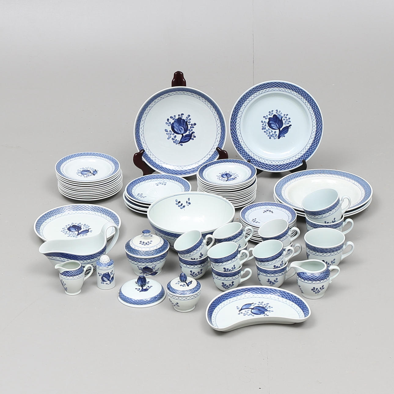 SERVISDELAR, 67 delar, porslin, "Tranquebar", Aluminia och Royal Copenhagen.