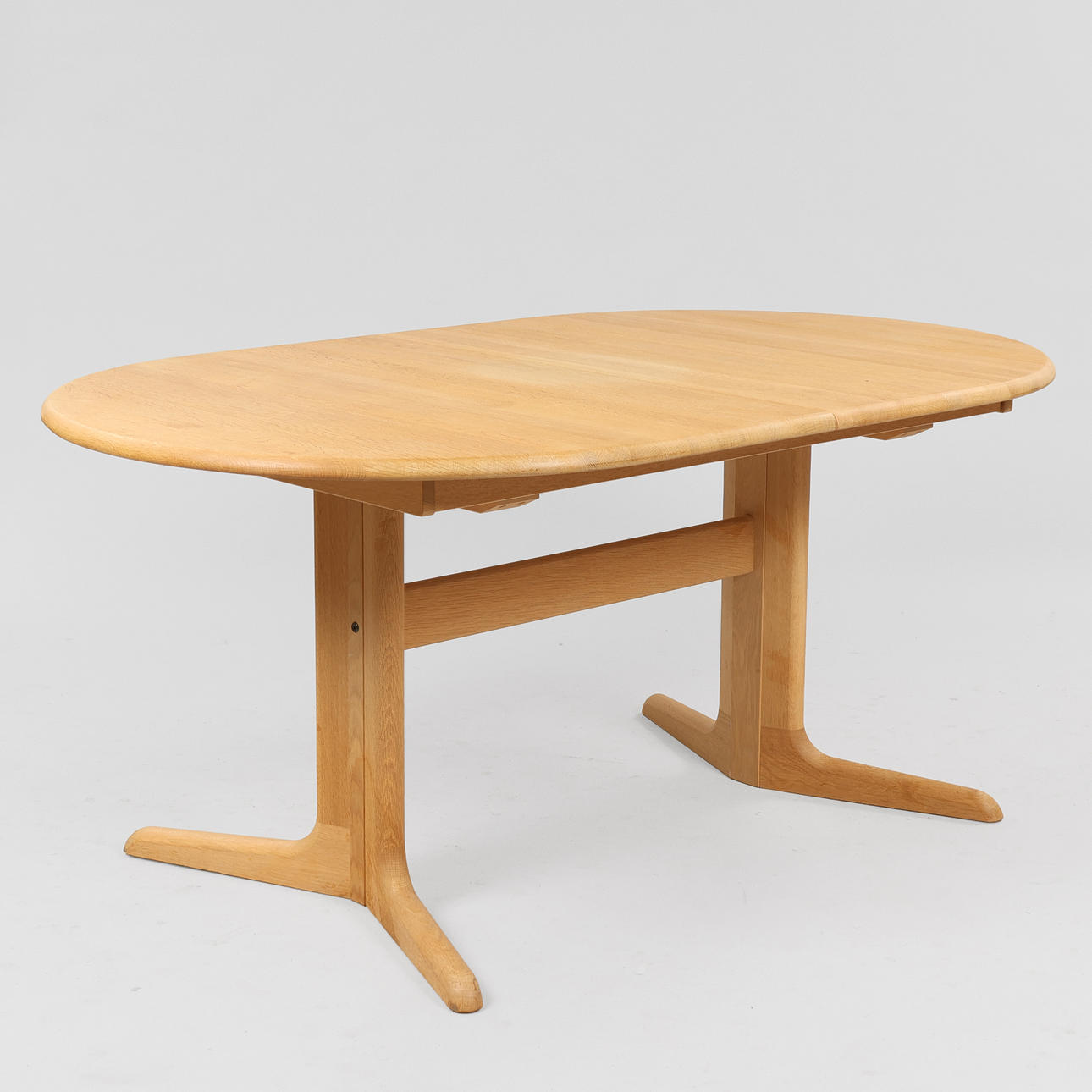 SKOVBY. Oval dining table in solid oak with extension and two extra leaves, model SM117EMU EG MAS. (3).