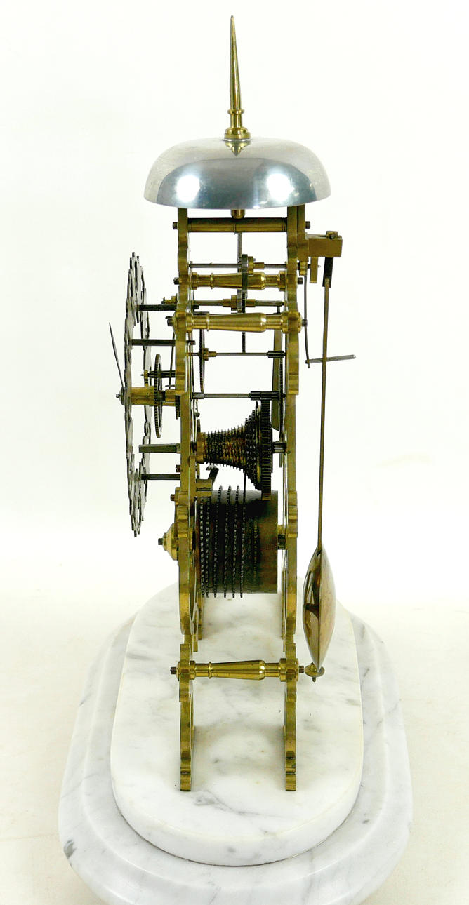 A BRASS SKELETON CLOCK. Clocks & Watches - Other clocks - Auctionet