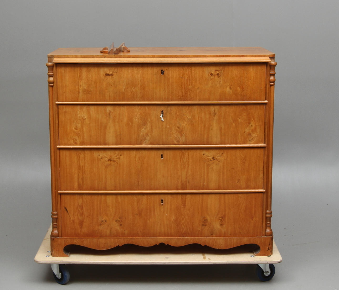 BYRÅ. almfanér, 1800-tal.