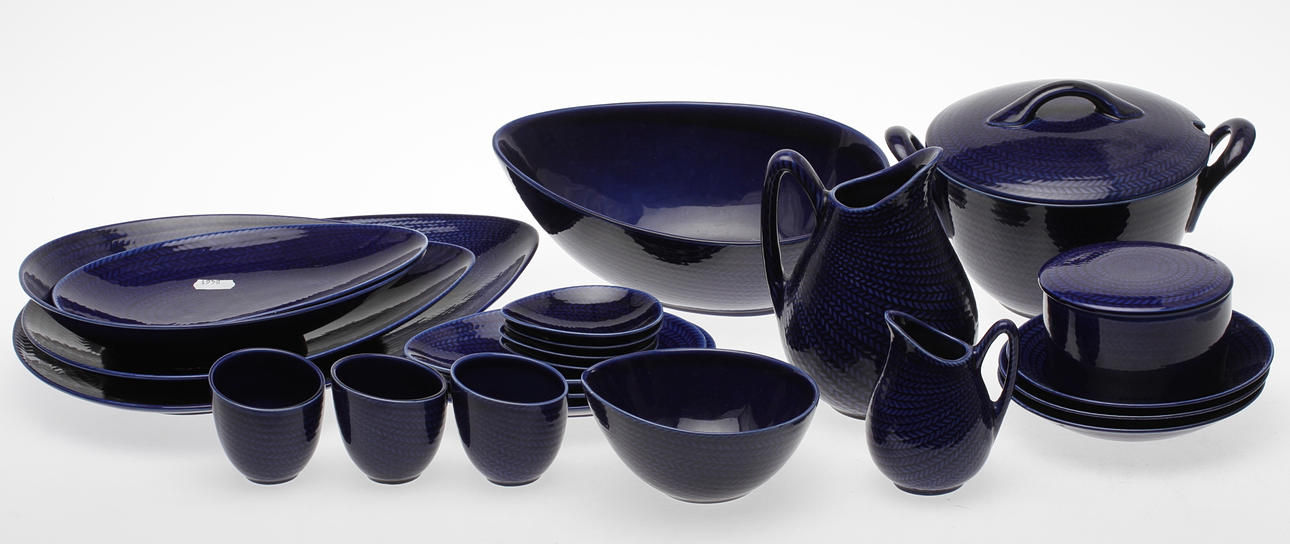 SERVISDELAR, 23 delar, flintgods, "Blå Eld", Hertha Bengtsson, Rörstrand.