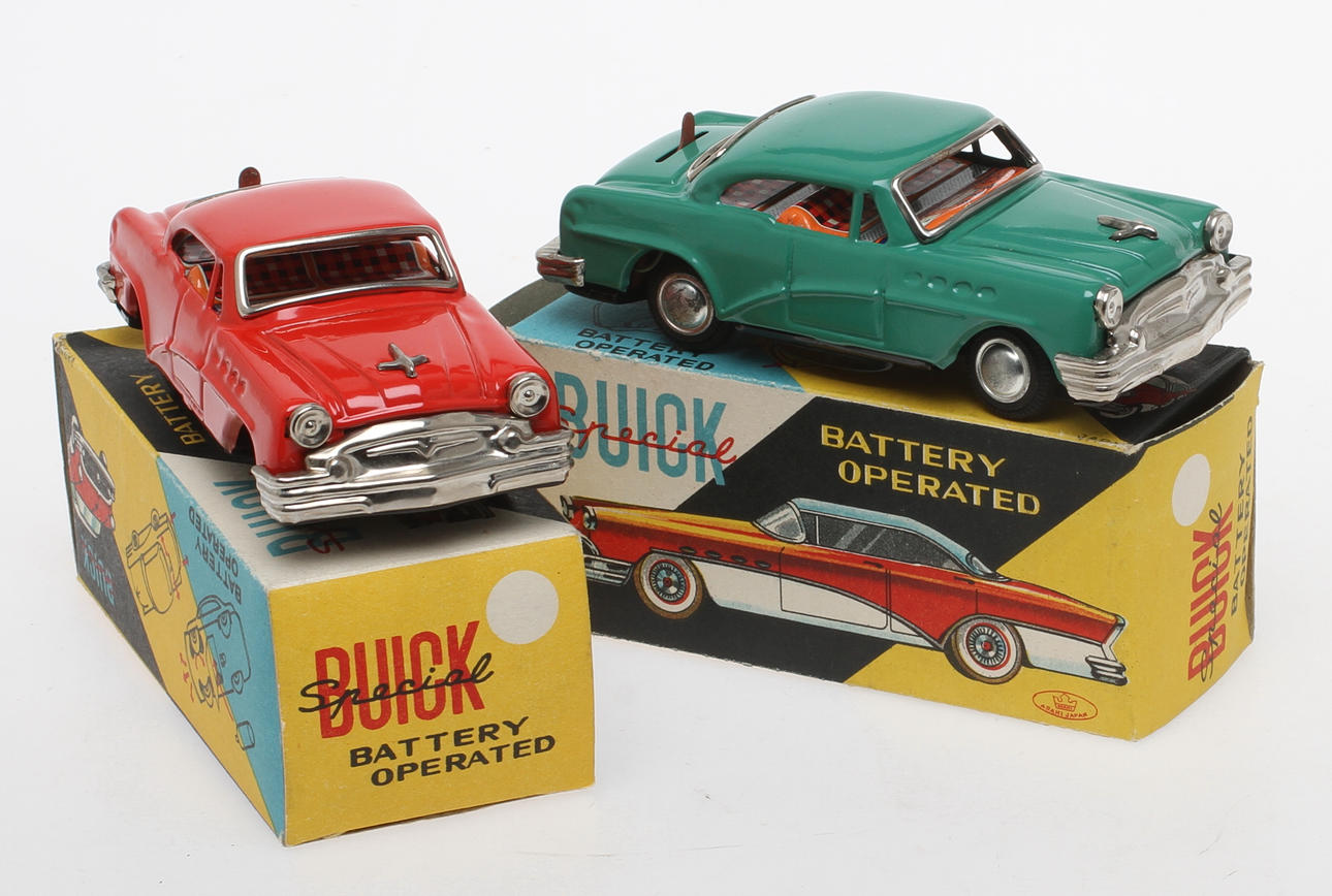 MODELLBILAR 2 stycken ASHAI Japan, BUICK grön och röd.