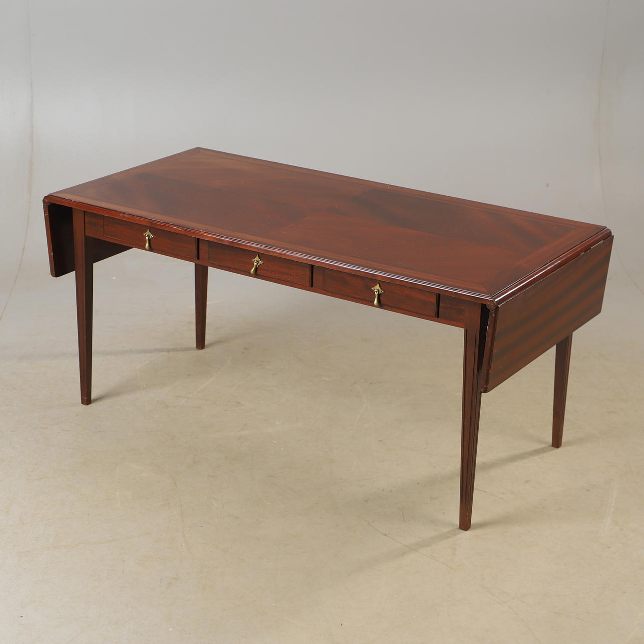 SOFFBORD, mahogny, 1900-talets andra hälft.