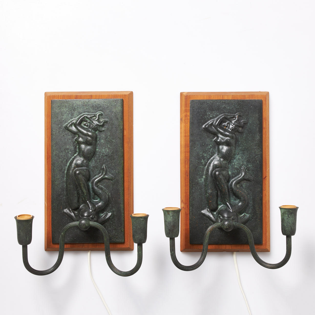 VÄGGARMATURER. 1 par, Swedish Modern, 1900 talets mitt, patinerad gulmetall, relief, två ljusarmar.