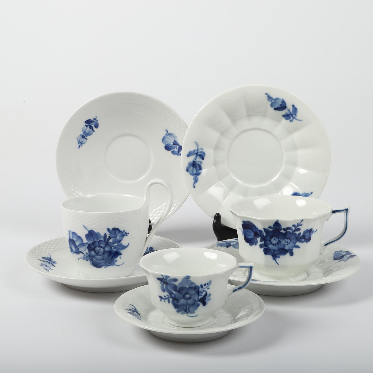 KAFFESERVISDELAR, 18 stycken, "Blå blomst", Royal Copenhagen, Danmark.