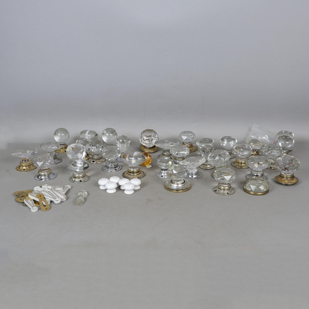 A COLLECTION OF DOOR KNOBS & CERAMIC ESCUTCHEONS (QTY).