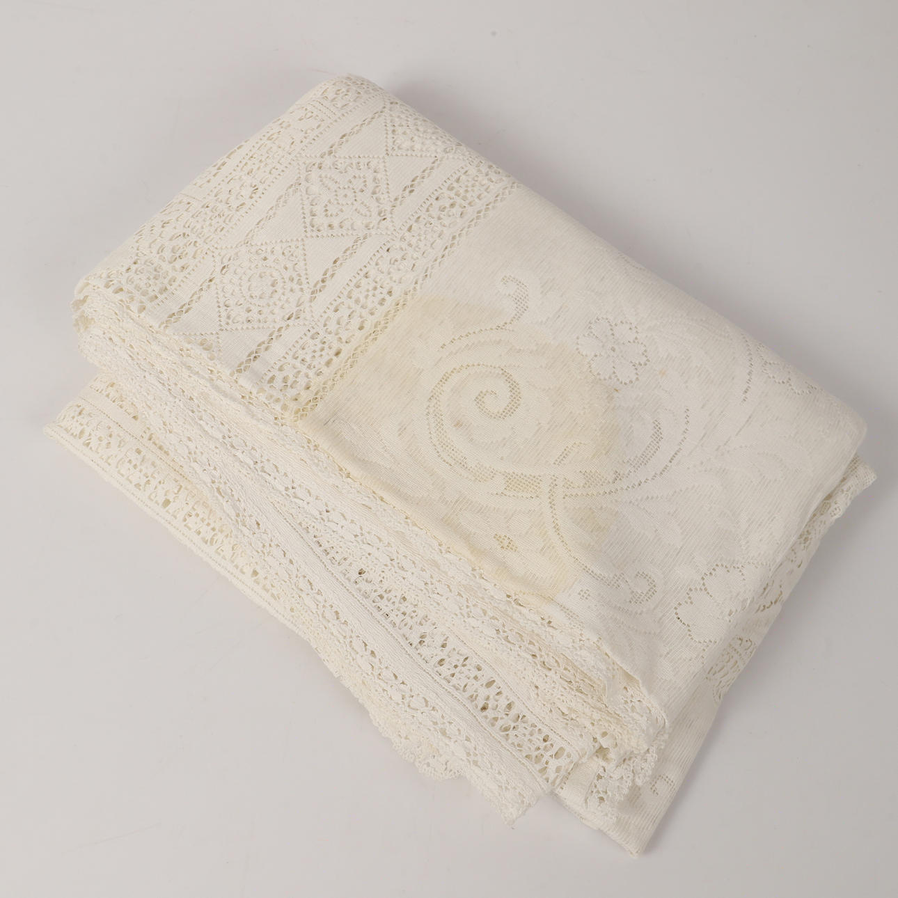 SÄNGÖVERKAST/BORDSDUK, broderad, 1900-talets andra hälft.