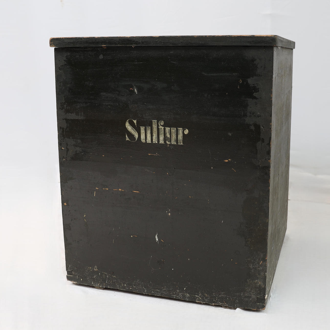 LÅDA, märkt "Sulfur" bemålat trä med uppfällbart lock. 1900-talets första del.
