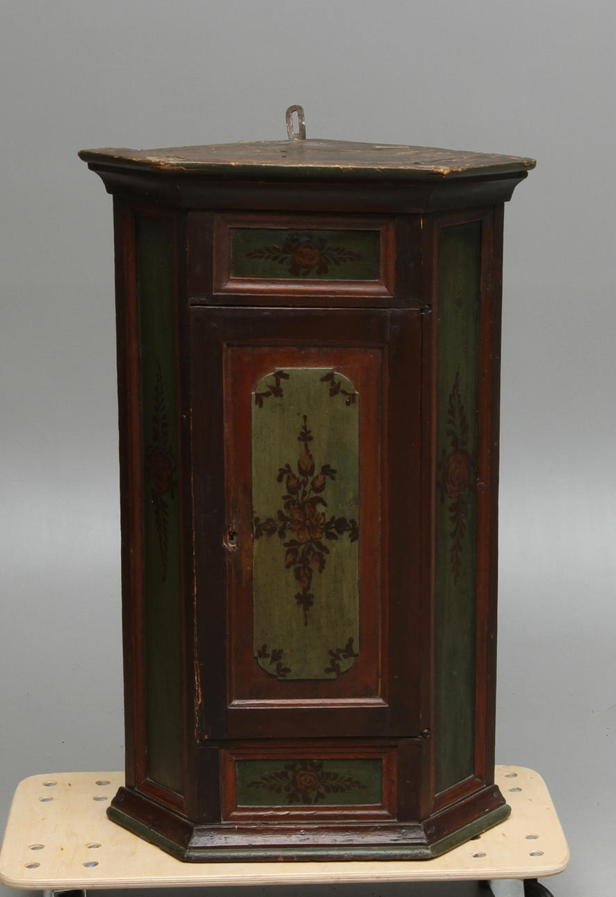 VÄGGHÖRNSKÅP, allmoge, omkring 1800.