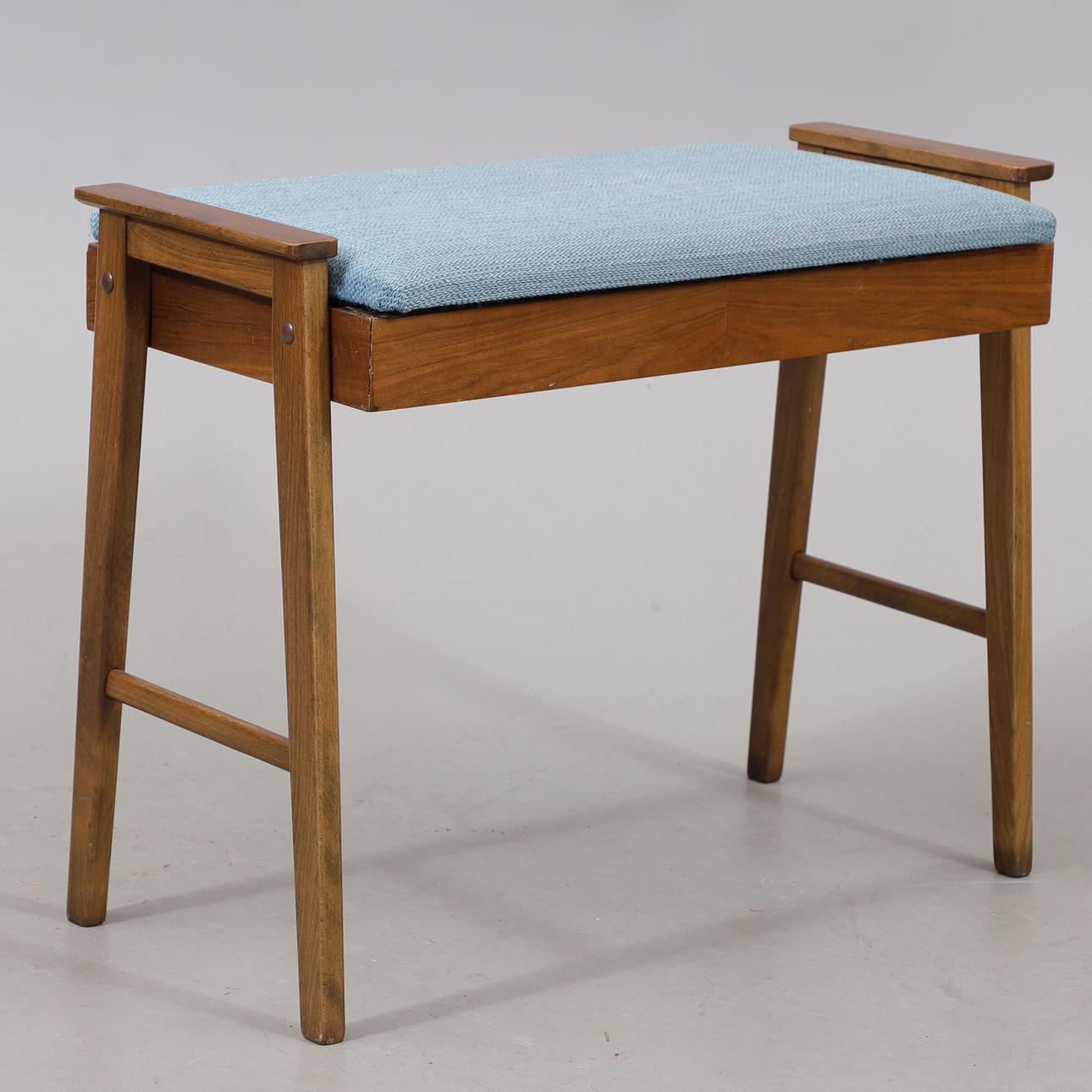 PIANOPALL, teak, 1900-talets andra hälft.