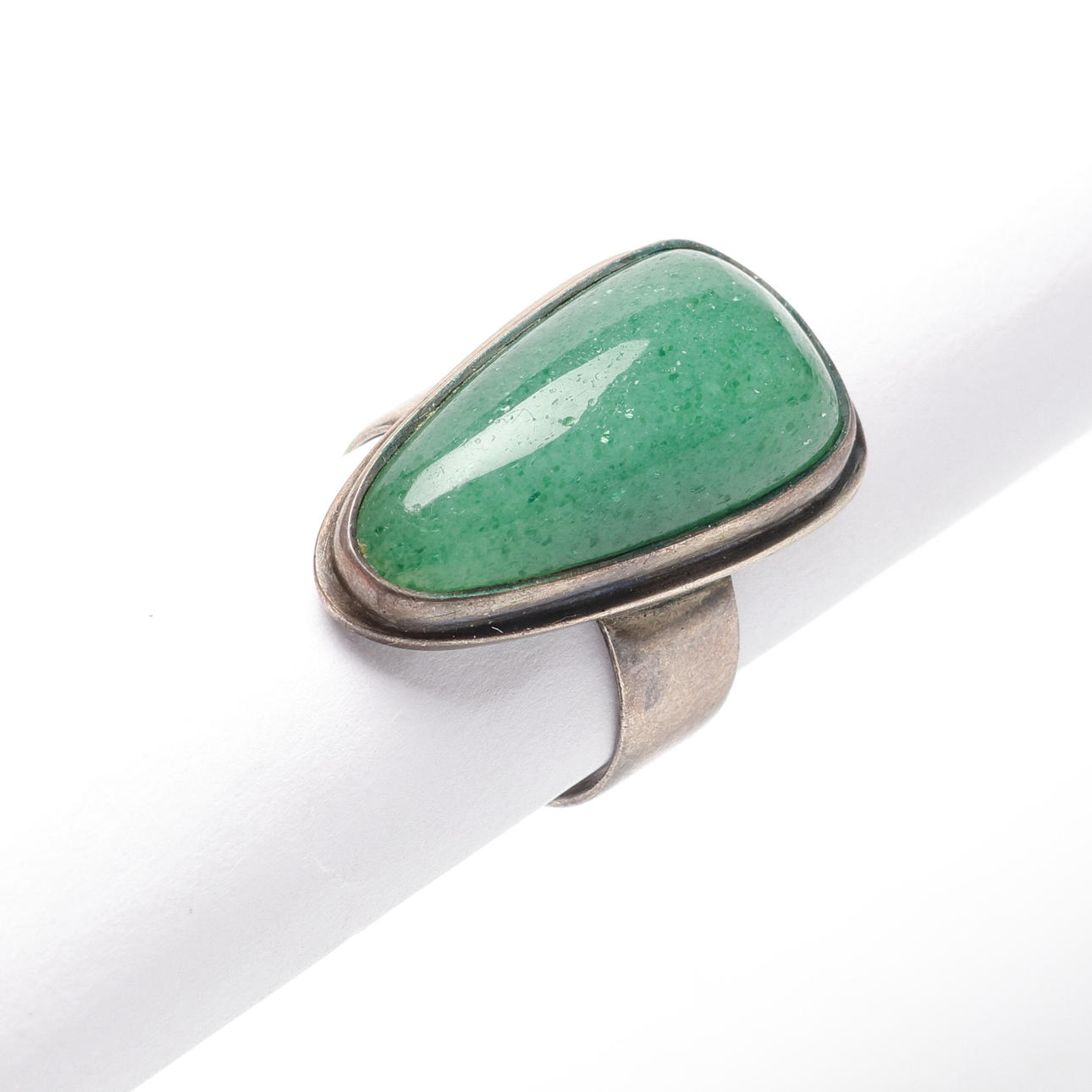 RING, grön sten. silver.