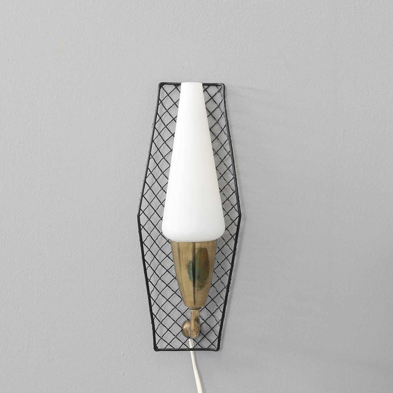 VÄGGLAMPA, mässing & opalglas, 1950-tal.