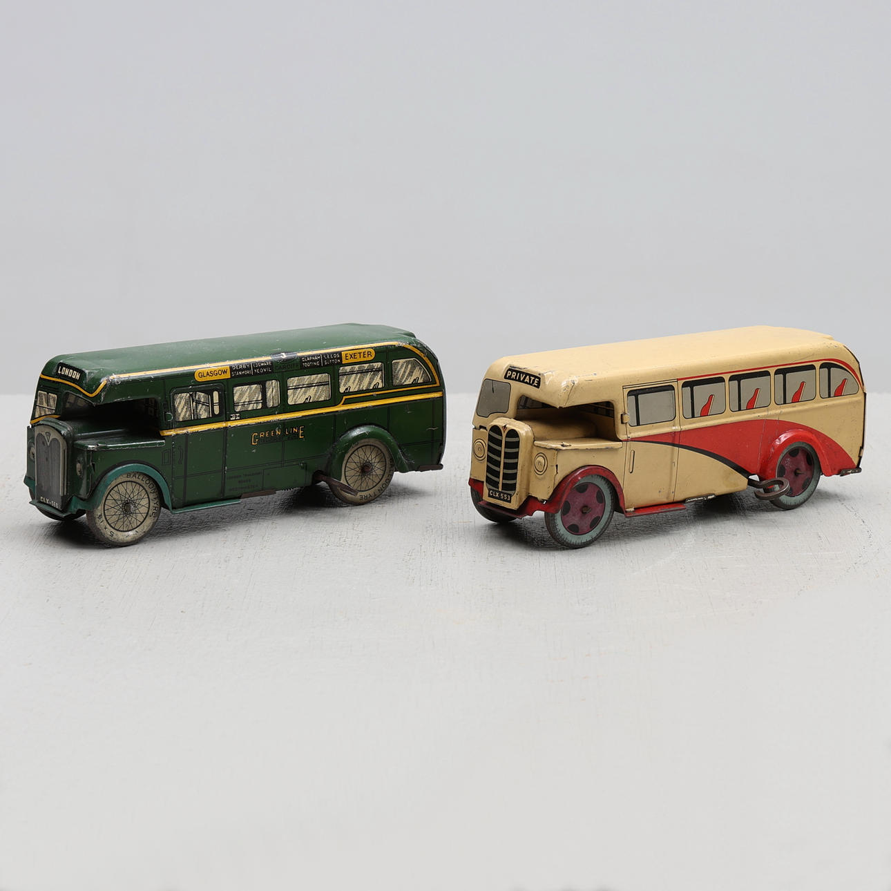 LEKSAKSBILAR, 2 st, bussar, bleckplåt, Wells Brimtoy, 1940/50-tal.