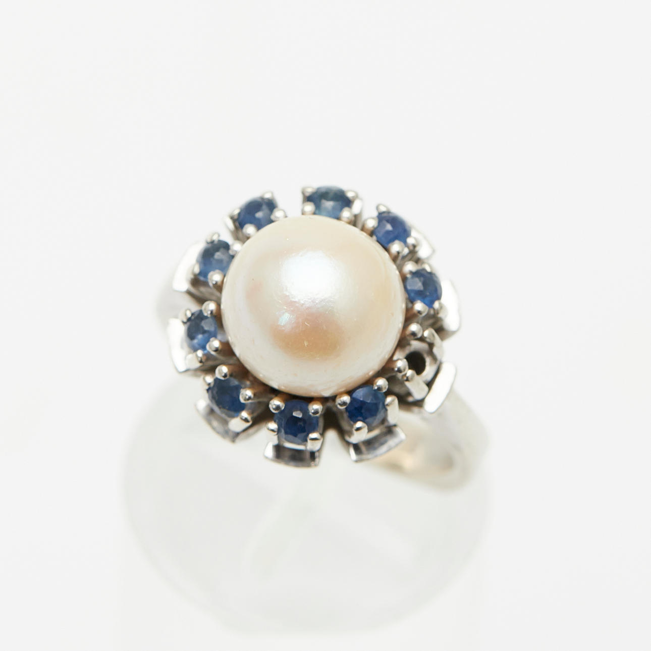 RING, 14k white gold, pearl, sapphires.