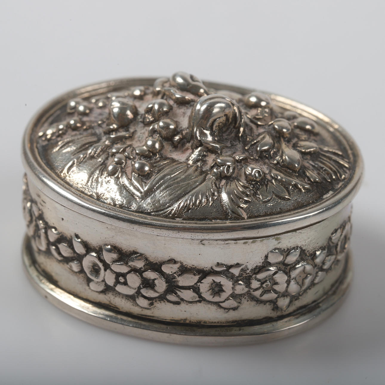 PILLERDOSA, silver med reliefdekor.
