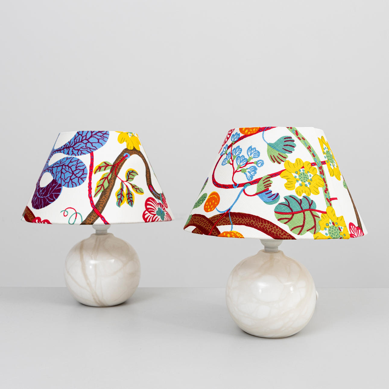 BORDSLAMPOR, 1 par, alabaster, med skärmar i tyget "Baranquilla" av Josef Frank för Firma Svenskt Tenn.