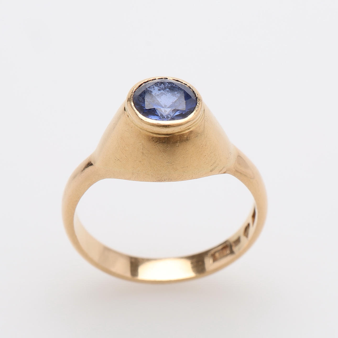 RING, 18K GULD & SAFIR, H. HELLSTRÖM, MOTALA, 1933, TOTALT 4,7 GRAM.