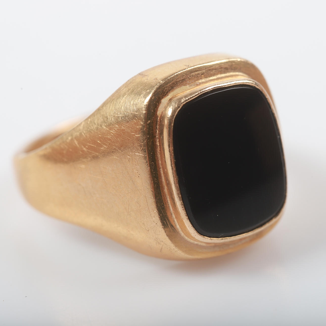 KLACKRING, 18 K guld med planslipad onyx.