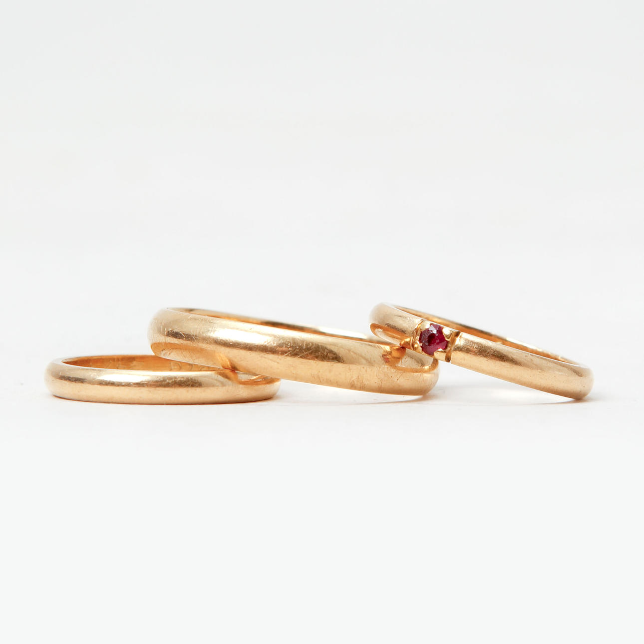 RINGAR, 3 st, 18k guld, rubin, vikt ca 11,7 gram.
