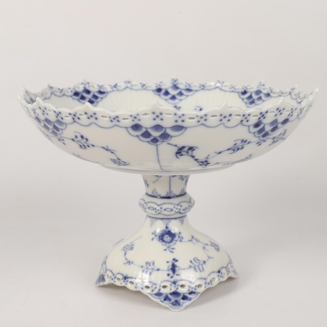 SKÅL PÅ FOT, "Musselmalet", porslin, Royal Copenhagen, Danmark.