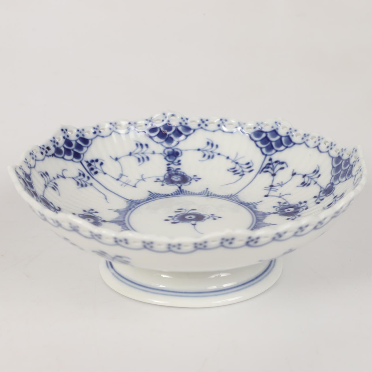 SKÅL PÅ FOT, "Musselmalet", porslin, Royal Copenhagen, Danmark.