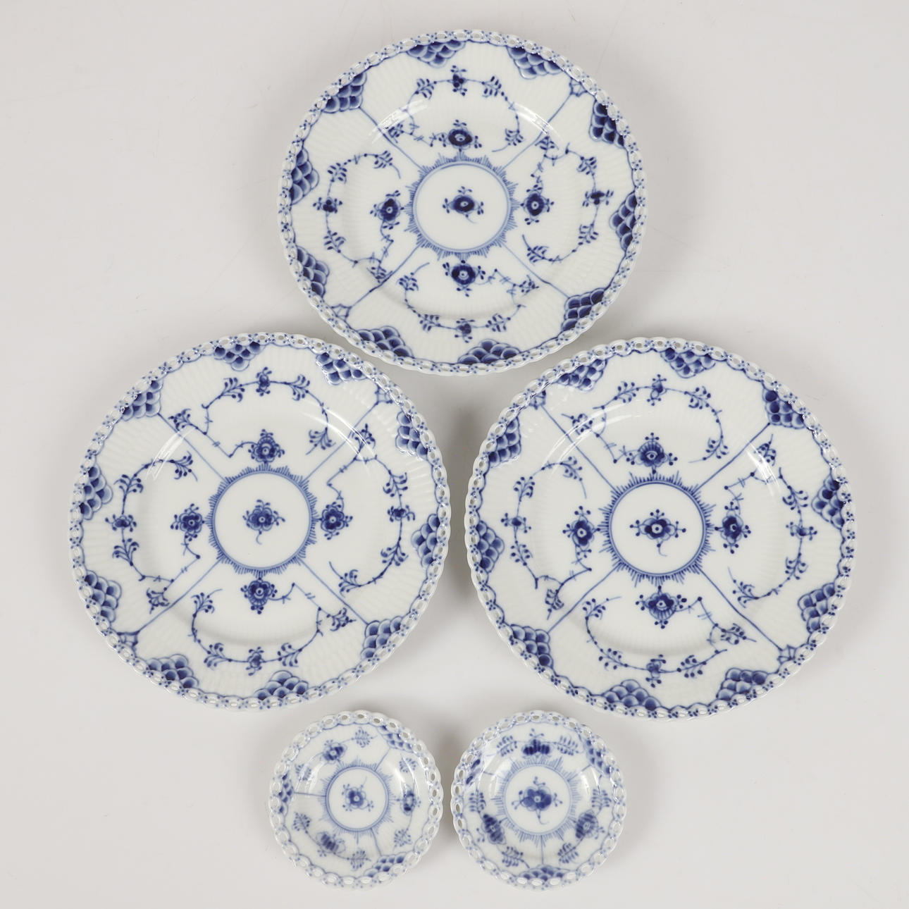 ASSIETTER SAMT MINIATYRFAT, 5 stycken, "Musselmalet", porslin, Royal Copenhagen, Danmark.