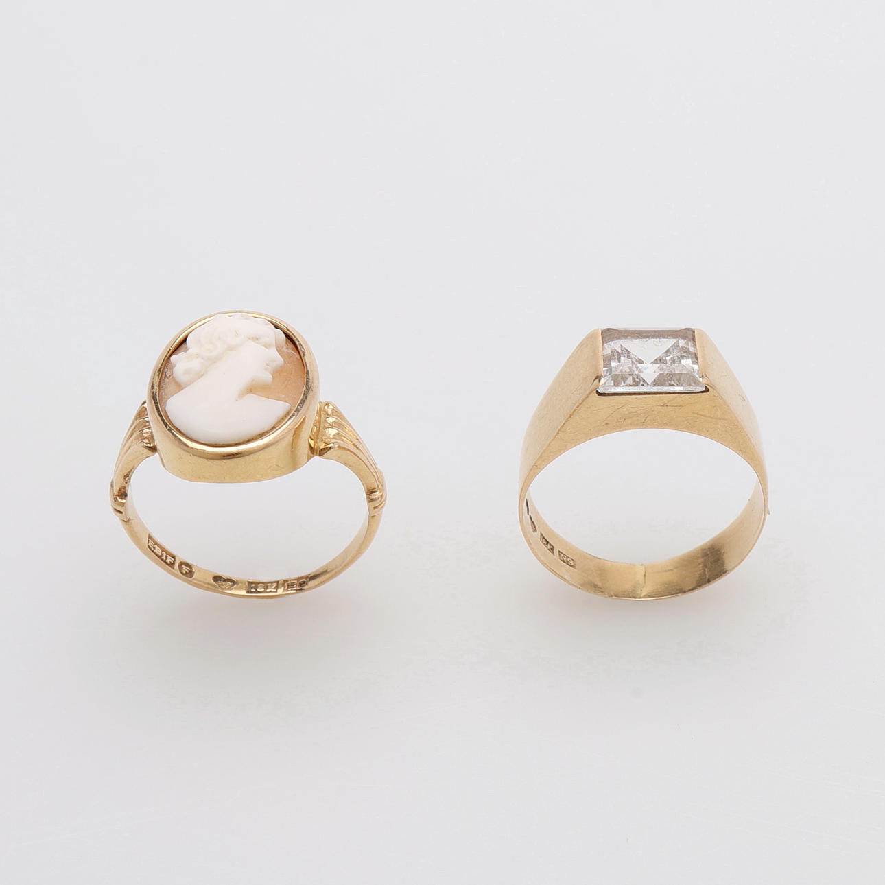 RINGAR, TVÅ STYCKEN, 18K GULD, TOTAL VIKT CA 5,4 GRAM.