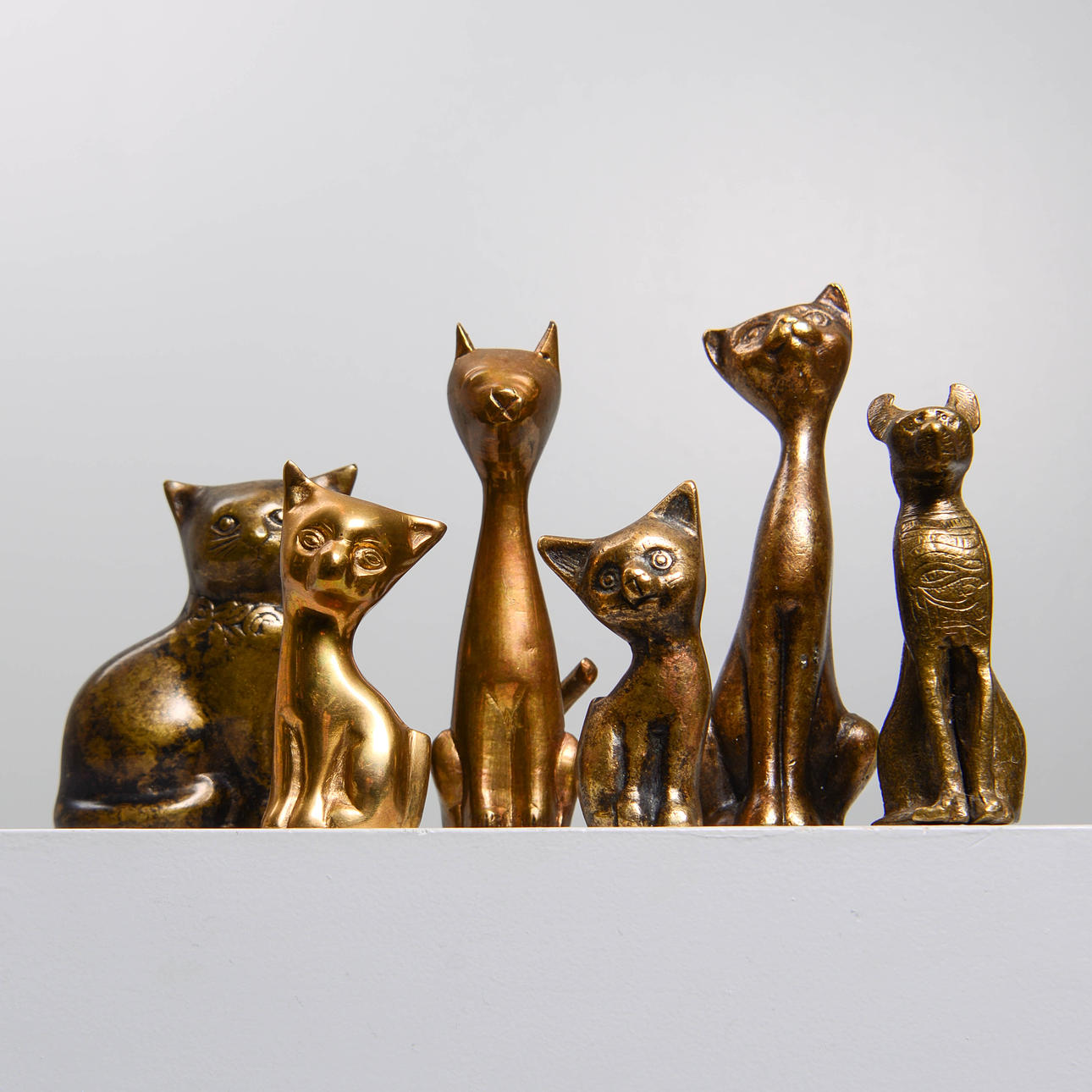 FIGURINER, katter, 6 st, mässing.
